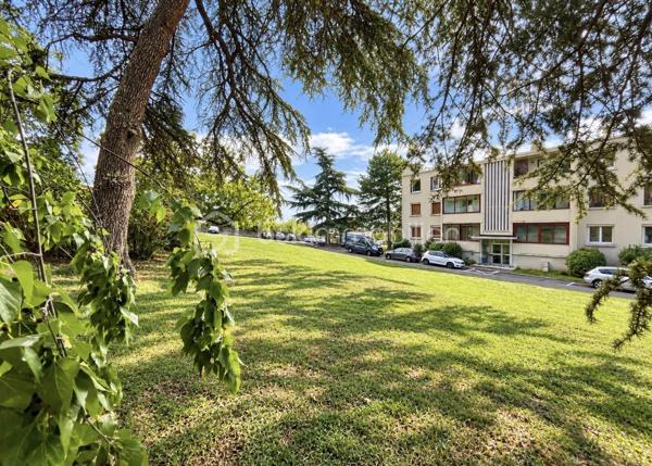Une belle opportunité pour un investissement locatif serein !

Situé au rez-de-chaussée surélevé d’une petite copropriété de seulement 3 étages, au sein d’une résidence calme, verdoyante et sécurisée, découvrez ce charmant T2 d’environ 41m², entièrement rénové en 2022.
Dès l’entrée, vous serez séduit par une belle pièce de vie lumineuse exposée Sud, composée d’un espace salon/séjour et d’une cuisine ouverte, le tout prolongé par un agréable balcon, idéal pour profiter d’un déjeuner ou d’un café en extérieur.
L’espace nuit, légèrement à l’écart de la pièce de vie, offre une chambre confortable, une salle de bains avec douche et WC, ainsi que de nombreux placards de rangement.

Les + qui font la différence :
- Rénovation intérieure complète en 2022 (factures des travaux disponibles)
- Belle exposition Sud avec balcon confortable
- Cave et place de parking privatives dans la résidence
- Chauffage collectif et eau froide compris dans les charges
- Arrêt TCL au pied de la résidence (bus 88, 36, 112, 117, 118, 144)

L’appartement est vendu loué.
Le loyer actuel est de 520€ hors charges + 100€ de provisions sur charges, soit 620€ charges comprises par mois.
Le locataire est en place depuis plus de 20 ans, avec un historique locatif stable et sans incident d’impayé.
Un véritable atout pour un investisseur souhaitant acquérir un bien déjà loué, entretenu et générant immédiatement des revenus locatifs.

Un appartement idéal pour un investisseur à la recherche d’un bien rénové, avec locataire en place, parking, cave et extérieur, au sein d’un environnement agréable et pratique au quotidien.
Vous souhaitez investir dans un bien déjà loué ? Contactez-moi pour obtenir davantage d’informations et organiser une visite.