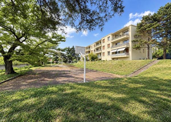Une belle opportunité pour un investissement locatif serein !

Situé au rez-de-chaussée surélevé d’une petite copropriété de seulement 3 étages, au sein d’une résidence calme, verdoyante et sécurisée, découvrez ce charmant T2 d’environ 41m², entièrement rénové en 2022.
Dès l’entrée, vous serez séduit par une belle pièce de vie lumineuse exposée Sud, composée d’un espace salon/séjour et d’une cuisine ouverte, le tout prolongé par un agréable balcon, idéal pour profiter d’un déjeuner ou d’un café en extérieur.
L’espace nuit, légèrement à l’écart de la pièce de vie, offre une chambre confortable, une salle de bains avec douche et WC, ainsi que de nombreux placards de rangement.

Les + qui font la différence :
- Rénovation intérieure complète en 2022 (factures des travaux disponibles)
- Belle exposition Sud avec balcon confortable
- Cave et place de parking privatives dans la résidence
- Chauffage collectif et eau froide compris dans les charges
- Arrêt TCL au pied de la résidence (bus 88, 36, 112, 117, 118, 144)

L’appartement est vendu loué.
Le loyer actuel est de 520€ hors charges + 100€ de provisions sur charges, soit 620€ charges comprises par mois.
Le locataire est en place depuis plus de 20 ans, avec un historique locatif stable et sans incident d’impayé.
Un véritable atout pour un investisseur souhaitant acquérir un bien déjà loué, entretenu et générant immédiatement des revenus locatifs.

Un appartement idéal pour un investisseur à la recherche d’un bien rénové, avec locataire en place, parking, cave et extérieur, au sein d’un environnement agréable et pratique au quotidien.
Vous souhaitez investir dans un bien déjà loué ? Contactez-moi pour obtenir davantage d’informations et organiser une visite.