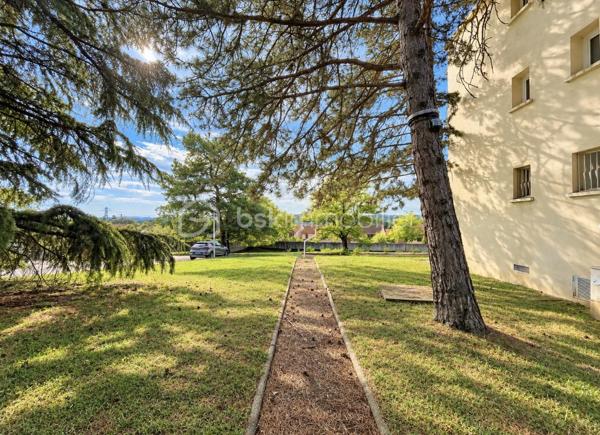 Une belle opportunité pour un investissement locatif serein !

Situé au rez-de-chaussée surélevé d’une petite copropriété de seulement 3 étages, au sein d’une résidence calme, verdoyante et sécurisée, découvrez ce charmant T2 d’environ 41m², entièrement rénové en 2022.
Dès l’entrée, vous serez séduit par une belle pièce de vie lumineuse exposée Sud, composée d’un espace salon/séjour et d’une cuisine ouverte, le tout prolongé par un agréable balcon, idéal pour profiter d’un déjeuner ou d’un café en extérieur.
L’espace nuit, légèrement à l’écart de la pièce de vie, offre une chambre confortable, une salle de bains avec douche et WC, ainsi que de nombreux placards de rangement.

Les + qui font la différence :
- Rénovation intérieure complète en 2022 (factures des travaux disponibles)
- Belle exposition Sud avec balcon confortable
- Cave et place de parking privatives dans la résidence
- Chauffage collectif et eau froide compris dans les charges
- Arrêt TCL au pied de la résidence (bus 88, 36, 112, 117, 118, 144)

L’appartement est vendu loué.
Le loyer actuel est de 520€ hors charges + 100€ de provisions sur charges, soit 620€ charges comprises par mois.
Le locataire est en place depuis plus de 20 ans, avec un historique locatif stable et sans incident d’impayé.
Un véritable atout pour un investisseur souhaitant acquérir un bien déjà loué, entretenu et générant immédiatement des revenus locatifs.

Un appartement idéal pour un investisseur à la recherche d’un bien rénové, avec locataire en place, parking, cave et extérieur, au sein d’un environnement agréable et pratique au quotidien.
Vous souhaitez investir dans un bien déjà loué ? Contactez-moi pour obtenir davantage d’informations et organiser une visite.