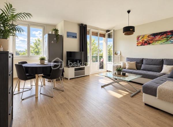 Une belle opportunité pour un investissement locatif serein !

Situé au rez-de-chaussée surélevé d’une petite copropriété de seulement 3 étages, au sein d’une résidence calme, verdoyante et sécurisée, découvrez ce charmant T2 d’environ 41m², entièrement rénové en 2022.
Dès l’entrée, vous serez séduit par une belle pièce de vie lumineuse exposée Sud, composée d’un espace salon/séjour et d’une cuisine ouverte, le tout prolongé par un agréable balcon, idéal pour profiter d’un déjeuner ou d’un café en extérieur.
L’espace nuit, légèrement à l’écart de la pièce de vie, offre une chambre confortable, une salle de bains avec douche et WC, ainsi que de nombreux placards de rangement.

Les + qui font la différence :
- Rénovation intérieure complète en 2022 (factures des travaux disponibles)
- Belle exposition Sud avec balcon confortable
- Cave et place de parking privatives dans la résidence
- Chauffage collectif et eau froide compris dans les charges
- Arrêt TCL au pied de la résidence (bus 88, 36, 112, 117, 118, 144)

L’appartement est vendu loué.
Le loyer actuel est de 520€ hors charges + 100€ de provisions sur charges, soit 620€ charges comprises par mois.
Le locataire est en place depuis plus de 20 ans, avec un historique locatif stable et sans incident d’impayé.
Un véritable atout pour un investisseur souhaitant acquérir un bien déjà loué, entretenu et générant immédiatement des revenus locatifs.

Un appartement idéal pour un investisseur à la recherche d’un bien rénové, avec locataire en place, parking, cave et extérieur, au sein d’un environnement agréable et pratique au quotidien.
Vous souhaitez investir dans un bien déjà loué ? Contactez-moi pour obtenir davantage d’informations et organiser une visite.