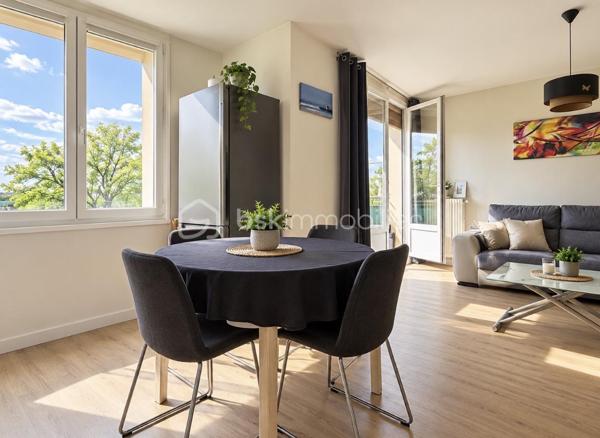 Une belle opportunité pour un investissement locatif serein !

Situé au rez-de-chaussée surélevé d’une petite copropriété de seulement 3 étages, au sein d’une résidence calme, verdoyante et sécurisée, découvrez ce charmant T2 d’environ 41m², entièrement rénové en 2022.
Dès l’entrée, vous serez séduit par une belle pièce de vie lumineuse exposée Sud, composée d’un espace salon/séjour et d’une cuisine ouverte, le tout prolongé par un agréable balcon, idéal pour profiter d’un déjeuner ou d’un café en extérieur.
L’espace nuit, légèrement à l’écart de la pièce de vie, offre une chambre confortable, une salle de bains avec douche et WC, ainsi que de nombreux placards de rangement.

Les + qui font la différence :
- Rénovation intérieure complète en 2022 (factures des travaux disponibles)
- Belle exposition Sud avec balcon confortable
- Cave et place de parking privatives dans la résidence
- Chauffage collectif et eau froide compris dans les charges
- Arrêt TCL au pied de la résidence (bus 88, 36, 112, 117, 118, 144)

L’appartement est vendu loué.
Le loyer actuel est de 520€ hors charges + 100€ de provisions sur charges, soit 620€ charges comprises par mois.
Le locataire est en place depuis plus de 20 ans, avec un historique locatif stable et sans incident d’impayé.
Un véritable atout pour un investisseur souhaitant acquérir un bien déjà loué, entretenu et générant immédiatement des revenus locatifs.

Un appartement idéal pour un investisseur à la recherche d’un bien rénové, avec locataire en place, parking, cave et extérieur, au sein d’un environnement agréable et pratique au quotidien.
Vous souhaitez investir dans un bien déjà loué ? Contactez-moi pour obtenir davantage d’informations et organiser une visite.