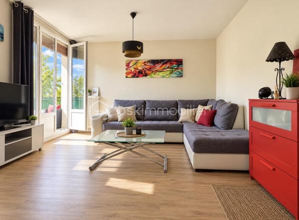 Une belle opportunité pour un investissement locatif serein !

Situé au rez-de-chaussée surélevé d’une petite copropriété de seulement 3 étages, au sein d’une résidence calme, verdoyante et sécurisée, découvrez ce charmant T2 d’environ 41m², entièrement rénové en 2022.
Dès l’entrée, vous serez séduit par une belle pièce de vie lumineuse exposée Sud, composée d’un espace salon/séjour et d’une cuisine ouverte, le tout prolongé par un agréable balcon, idéal pour profiter d’un déjeuner ou d’un café en extérieur.
L’espace nuit, légèrement à l’écart de la pièce de vie, offre une chambre confortable, une salle de bains avec douche et WC, ainsi que de nombreux placards de rangement.

Les + qui font la différence :
- Rénovation intérieure complète en 2022 (factures des travaux disponibles)
- Belle exposition Sud avec balcon confortable
- Cave et place de parking privatives dans la résidence
- Chauffage collectif et eau froide compris dans les charges
- Arrêt TCL au pied de la résidence (bus 88, 36, 112, 117, 118, 144)

L’appartement est vendu loué.
Le loyer actuel est de 520€ hors charges + 100€ de provisions sur charges, soit 620€ charges comprises par mois.
Le locataire est en place depuis plus de 20 ans, avec un historique locatif stable et sans incident d’impayé.
Un véritable atout pour un investisseur souhaitant acquérir un bien déjà loué, entretenu et générant immédiatement des revenus locatifs.

Un appartement idéal pour un investisseur à la recherche d’un bien rénové, avec locataire en place, parking, cave et extérieur, au sein d’un environnement agréable et pratique au quotidien.
Vous souhaitez investir dans un bien déjà loué ? Contactez-moi pour obtenir davantage d’informations et organiser une visite.