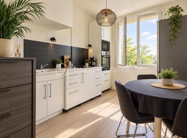 Une belle opportunité pour un investissement locatif serein !

Situé au rez-de-chaussée surélevé d’une petite copropriété de seulement 3 étages, au sein d’une résidence calme, verdoyante et sécurisée, découvrez ce charmant T2 d’environ 41m², entièrement rénové en 2022.
Dès l’entrée, vous serez séduit par une belle pièce de vie lumineuse exposée Sud, composée d’un espace salon/séjour et d’une cuisine ouverte, le tout prolongé par un agréable balcon, idéal pour profiter d’un déjeuner ou d’un café en extérieur.
L’espace nuit, légèrement à l’écart de la pièce de vie, offre une chambre confortable, une salle de bains avec douche et WC, ainsi que de nombreux placards de rangement.

Les + qui font la différence :
- Rénovation intérieure complète en 2022 (factures des travaux disponibles)
- Belle exposition Sud avec balcon confortable
- Cave et place de parking privatives dans la résidence
- Chauffage collectif et eau froide compris dans les charges
- Arrêt TCL au pied de la résidence (bus 88, 36, 112, 117, 118, 144)

L’appartement est vendu loué.
Le loyer actuel est de 520€ hors charges + 100€ de provisions sur charges, soit 620€ charges comprises par mois.
Le locataire est en place depuis plus de 20 ans, avec un historique locatif stable et sans incident d’impayé.
Un véritable atout pour un investisseur souhaitant acquérir un bien déjà loué, entretenu et générant immédiatement des revenus locatifs.

Un appartement idéal pour un investisseur à la recherche d’un bien rénové, avec locataire en place, parking, cave et extérieur, au sein d’un environnement agréable et pratique au quotidien.
Vous souhaitez investir dans un bien déjà loué ? Contactez-moi pour obtenir davantage d’informations et organiser une visite.