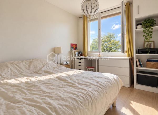Une belle opportunité pour un investissement locatif serein !

Situé au rez-de-chaussée surélevé d’une petite copropriété de seulement 3 étages, au sein d’une résidence calme, verdoyante et sécurisée, découvrez ce charmant T2 d’environ 41m², entièrement rénové en 2022.
Dès l’entrée, vous serez séduit par une belle pièce de vie lumineuse exposée Sud, composée d’un espace salon/séjour et d’une cuisine ouverte, le tout prolongé par un agréable balcon, idéal pour profiter d’un déjeuner ou d’un café en extérieur.
L’espace nuit, légèrement à l’écart de la pièce de vie, offre une chambre confortable, une salle de bains avec douche et WC, ainsi que de nombreux placards de rangement.

Les + qui font la différence :
- Rénovation intérieure complète en 2022 (factures des travaux disponibles)
- Belle exposition Sud avec balcon confortable
- Cave et place de parking privatives dans la résidence
- Chauffage collectif et eau froide compris dans les charges
- Arrêt TCL au pied de la résidence (bus 88, 36, 112, 117, 118, 144)

L’appartement est vendu loué.
Le loyer actuel est de 520€ hors charges + 100€ de provisions sur charges, soit 620€ charges comprises par mois.
Le locataire est en place depuis plus de 20 ans, avec un historique locatif stable et sans incident d’impayé.
Un véritable atout pour un investisseur souhaitant acquérir un bien déjà loué, entretenu et générant immédiatement des revenus locatifs.

Un appartement idéal pour un investisseur à la recherche d’un bien rénové, avec locataire en place, parking, cave et extérieur, au sein d’un environnement agréable et pratique au quotidien.
Vous souhaitez investir dans un bien déjà loué ? Contactez-moi pour obtenir davantage d’informations et organiser une visite.