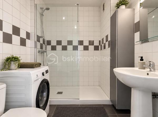 Une belle opportunité pour un investissement locatif serein !

Situé au rez-de-chaussée surélevé d’une petite copropriété de seulement 3 étages, au sein d’une résidence calme, verdoyante et sécurisée, découvrez ce charmant T2 d’environ 41m², entièrement rénové en 2022.
Dès l’entrée, vous serez séduit par une belle pièce de vie lumineuse exposée Sud, composée d’un espace salon/séjour et d’une cuisine ouverte, le tout prolongé par un agréable balcon, idéal pour profiter d’un déjeuner ou d’un café en extérieur.
L’espace nuit, légèrement à l’écart de la pièce de vie, offre une chambre confortable, une salle de bains avec douche et WC, ainsi que de nombreux placards de rangement.

Les + qui font la différence :
- Rénovation intérieure complète en 2022 (factures des travaux disponibles)
- Belle exposition Sud avec balcon confortable
- Cave et place de parking privatives dans la résidence
- Chauffage collectif et eau froide compris dans les charges
- Arrêt TCL au pied de la résidence (bus 88, 36, 112, 117, 118, 144)

L’appartement est vendu loué.
Le loyer actuel est de 520€ hors charges + 100€ de provisions sur charges, soit 620€ charges comprises par mois.
Le locataire est en place depuis plus de 20 ans, avec un historique locatif stable et sans incident d’impayé.
Un véritable atout pour un investisseur souhaitant acquérir un bien déjà loué, entretenu et générant immédiatement des revenus locatifs.

Un appartement idéal pour un investisseur à la recherche d’un bien rénové, avec locataire en place, parking, cave et extérieur, au sein d’un environnement agréable et pratique au quotidien.
Vous souhaitez investir dans un bien déjà loué ? Contactez-moi pour obtenir davantage d’informations et organiser une visite.