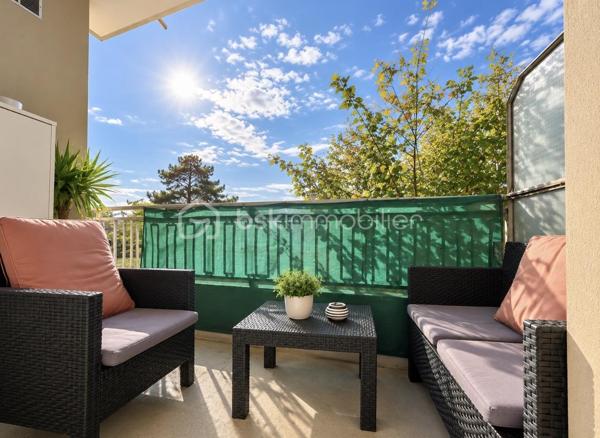 Une belle opportunité pour un investissement locatif serein !

Situé au rez-de-chaussée surélevé d’une petite copropriété de seulement 3 étages, au sein d’une résidence calme, verdoyante et sécurisée, découvrez ce charmant T2 d’environ 41m², entièrement rénové en 2022.
Dès l’entrée, vous serez séduit par une belle pièce de vie lumineuse exposée Sud, composée d’un espace salon/séjour et d’une cuisine ouverte, le tout prolongé par un agréable balcon, idéal pour profiter d’un déjeuner ou d’un café en extérieur.
L’espace nuit, légèrement à l’écart de la pièce de vie, offre une chambre confortable, une salle de bains avec douche et WC, ainsi que de nombreux placards de rangement.

Les + qui font la différence :
- Rénovation intérieure complète en 2022 (factures des travaux disponibles)
- Belle exposition Sud avec balcon confortable
- Cave et place de parking privatives dans la résidence
- Chauffage collectif et eau froide compris dans les charges
- Arrêt TCL au pied de la résidence (bus 88, 36, 112, 117, 118, 144)

L’appartement est vendu loué.
Le loyer actuel est de 520€ hors charges + 100€ de provisions sur charges, soit 620€ charges comprises par mois.
Le locataire est en place depuis plus de 20 ans, avec un historique locatif stable et sans incident d’impayé.
Un véritable atout pour un investisseur souhaitant acquérir un bien déjà loué, entretenu et générant immédiatement des revenus locatifs.

Un appartement idéal pour un investisseur à la recherche d’un bien rénové, avec locataire en place, parking, cave et extérieur, au sein d’un environnement agréable et pratique au quotidien.
Vous souhaitez investir dans un bien déjà loué ? Contactez-moi pour obtenir davantage d’informations et organiser une visite.