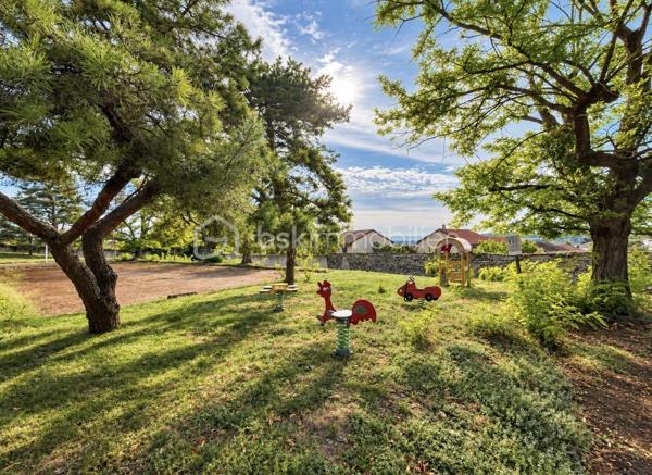 Une belle opportunité pour un investissement locatif serein !

Situé au rez-de-chaussée surélevé d’une petite copropriété de seulement 3 étages, au sein d’une résidence calme, verdoyante et sécurisée, découvrez ce charmant T2 d’environ 41m², entièrement rénové en 2022.
Dès l’entrée, vous serez séduit par une belle pièce de vie lumineuse exposée Sud, composée d’un espace salon/séjour et d’une cuisine ouverte, le tout prolongé par un agréable balcon, idéal pour profiter d’un déjeuner ou d’un café en extérieur.
L’espace nuit, légèrement à l’écart de la pièce de vie, offre une chambre confortable, une salle de bains avec douche et WC, ainsi que de nombreux placards de rangement.

Les + qui font la différence :
- Rénovation intérieure complète en 2022 (factures des travaux disponibles)
- Belle exposition Sud avec balcon confortable
- Cave et place de parking privatives dans la résidence
- Chauffage collectif et eau froide compris dans les charges
- Arrêt TCL au pied de la résidence (bus 88, 36, 112, 117, 118, 144)

L’appartement est vendu loué.
Le loyer actuel est de 520€ hors charges + 100€ de provisions sur charges, soit 620€ charges comprises par mois.
Le locataire est en place depuis plus de 20 ans, avec un historique locatif stable et sans incident d’impayé.
Un véritable atout pour un investisseur souhaitant acquérir un bien déjà loué, entretenu et générant immédiatement des revenus locatifs.

Un appartement idéal pour un investisseur à la recherche d’un bien rénové, avec locataire en place, parking, cave et extérieur, au sein d’un environnement agréable et pratique au quotidien.
Vous souhaitez investir dans un bien déjà loué ? Contactez-moi pour obtenir davantage d’informations et organiser une visite.