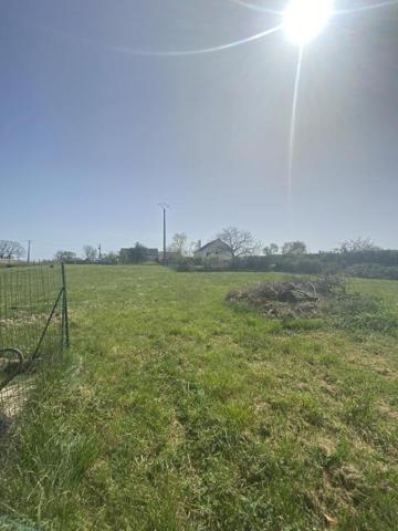 Terrain constructible de 2200m² environ à Targé