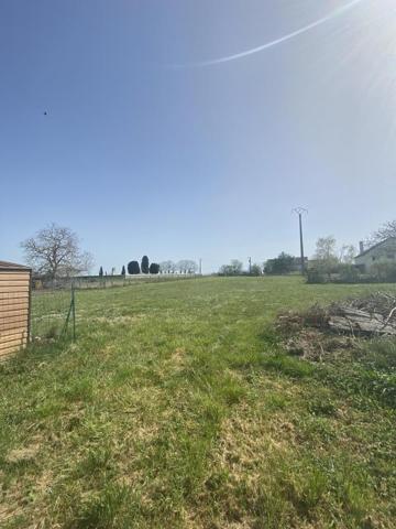 Terrain constructible de 2200m² environ à Targé