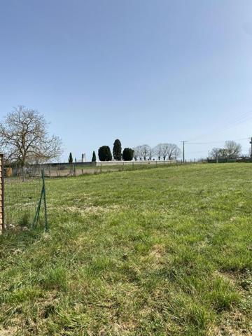 Terrain constructible de 2200m² environ à Targé