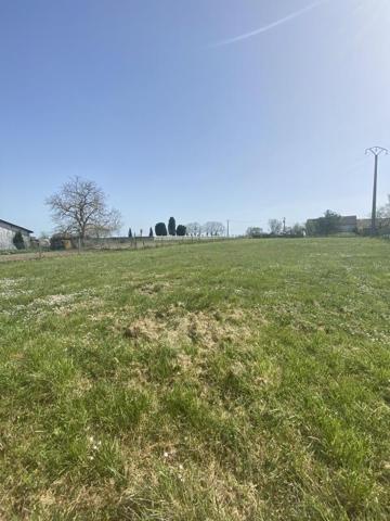 Terrain constructible de 2200m² environ à Targé