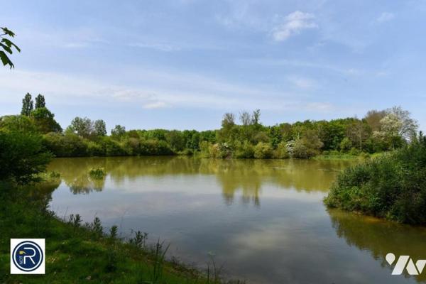 Terres avec plans d'eau et bois, Maison de loisirs