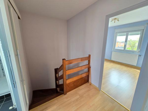 HIRSON (02) - 🏡 Vente maison semi-individuelle, avec 3 chambres 🛏️🛏️🛏️, garage 🚗 et jardin ☘️