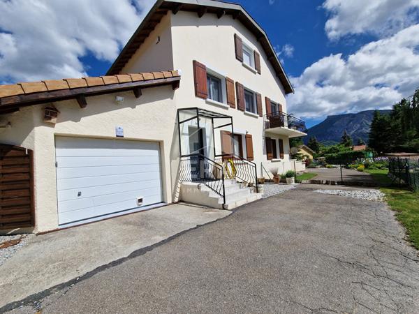Appartement 4 pièces avec double garage dans Maison indépendante