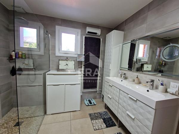 Appartement 4 pièces avec double garage dans Maison indépendante