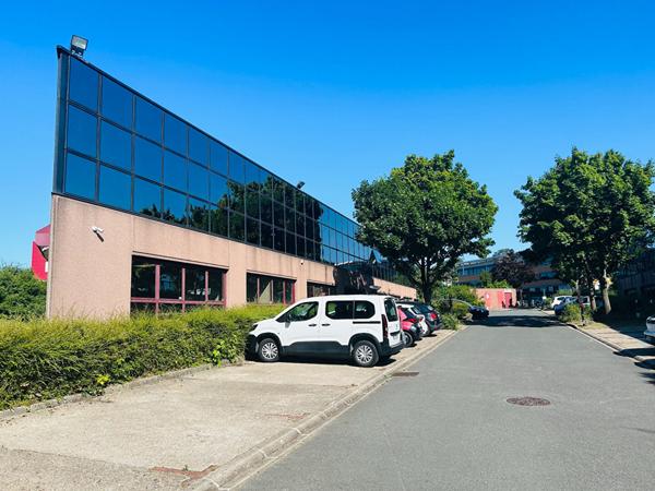 Bureaux Moderne et lumineux à Champs Sur Marne cité Descartes
