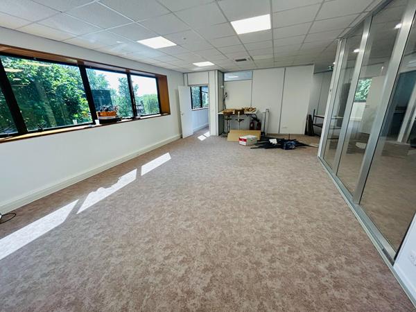 Bureaux Moderne et lumineux à Champs Sur Marne cité Descartes