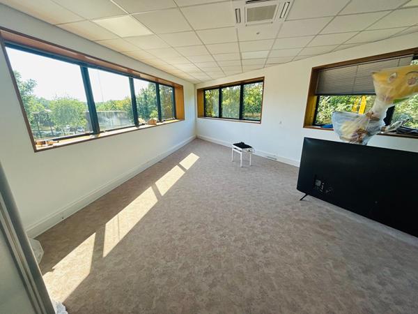 Bureaux Moderne et lumineux à Champs Sur Marne cité Descartes