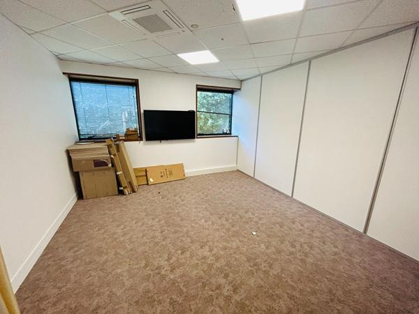 Bureaux Moderne et lumineux à Champs Sur Marne cité Descartes