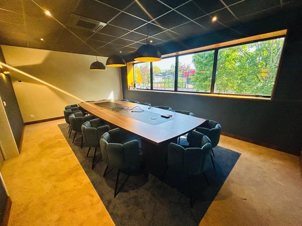 Bureaux Moderne et lumineux à Champs Sur Marne cité Descartes