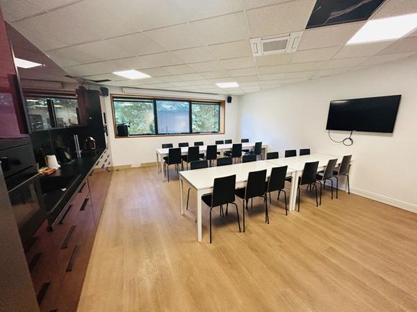 Bureaux Moderne et lumineux à Champs Sur Marne cité Descartes