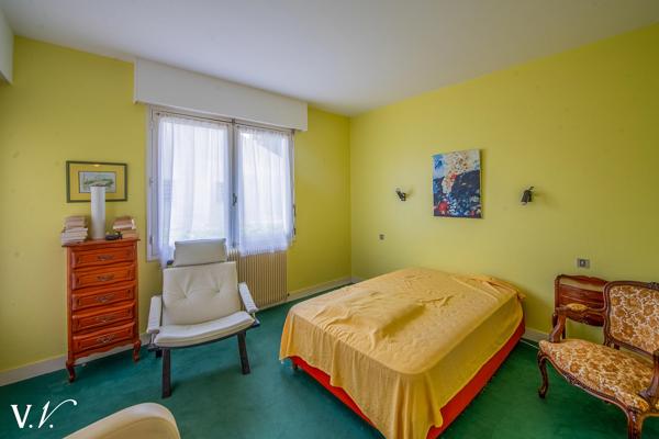 PORT DE LA VIGNE- GRANDE VILLA A RENOVER AVEC VUE