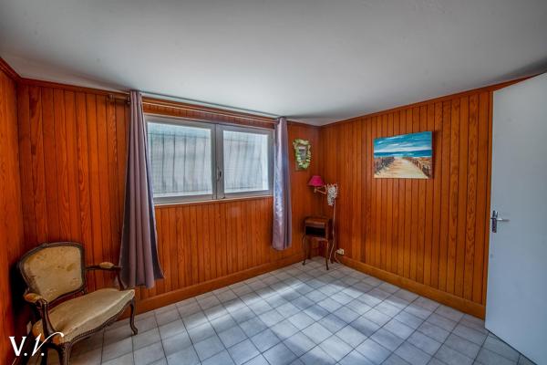PORT DE LA VIGNE- GRANDE VILLA A RENOVER AVEC VUE