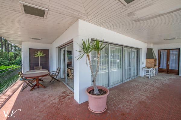 PORT DE LA VIGNE- GRANDE VILLA A RENOVER AVEC VUE