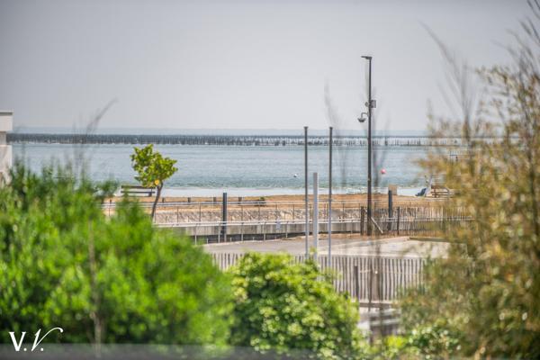 PORT DE LA VIGNE- GRANDE VILLA A RENOVER AVEC VUE