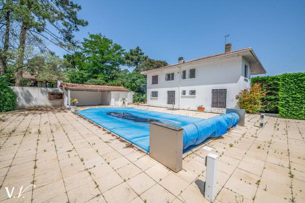 PORT DE LA VIGNE- GRANDE VILLA A RENOVER AVEC VUE