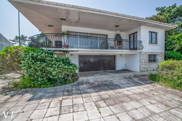 PORT DE LA VIGNE- GRANDE VILLA A RENOVER AVEC VUE