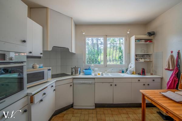 PORT DE LA VIGNE- GRANDE VILLA A RENOVER AVEC VUE