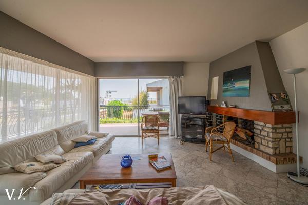 PORT DE LA VIGNE- GRANDE VILLA A RENOVER AVEC VUE