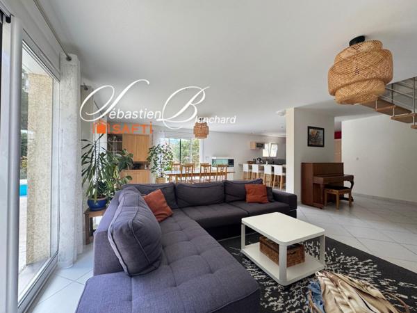 Maison contemporaine de 161 m² à Confort avec annexe, prestations haut de gamme