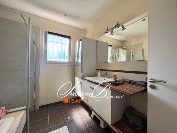 Maison contemporaine de 161 m² à Confort avec annexe, prestations haut de gamme