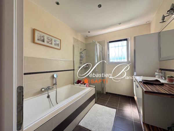 Maison contemporaine de 161 m² à Confort avec annexe, prestations haut de gamme