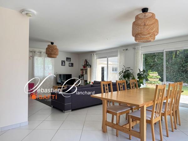 Maison contemporaine de 161 m² à Confort avec annexe, prestations haut de gamme