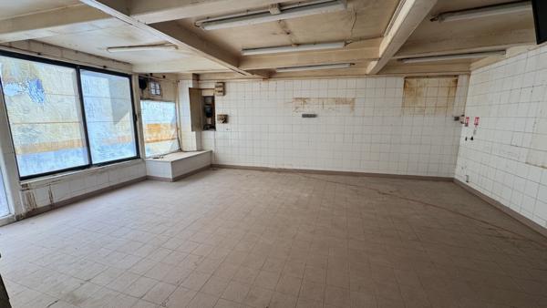 Avallon (89200) Local commercial centre Place de la Fontaine- Mairie AVALLON