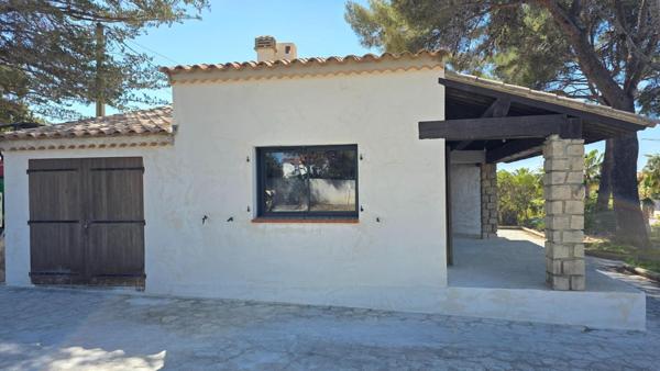 Station balnéaire le Brusc face à la plage, maison entièrement rénovée . Environnement mer.