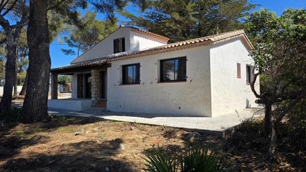 Station balnéaire le Brusc face à la plage, maison entièrement rénovée . Environnement mer.