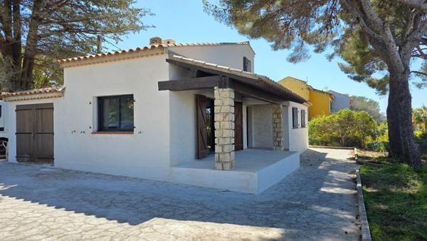 Station balnéaire le Brusc face à la plage, maison entièrement rénovée . Environnement mer.