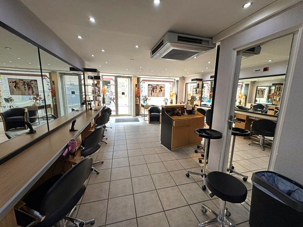À VENDRE ! Fonds de commerce Salon de Coiffure à Breuillet Hyper Centre