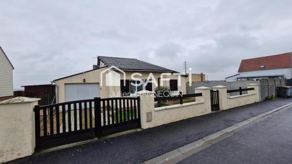 maison de plein pied avec 2 chambres, un garage et un jardin