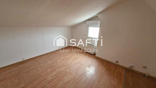 maison de plein pied avec 2 chambres, un garage et un jardin