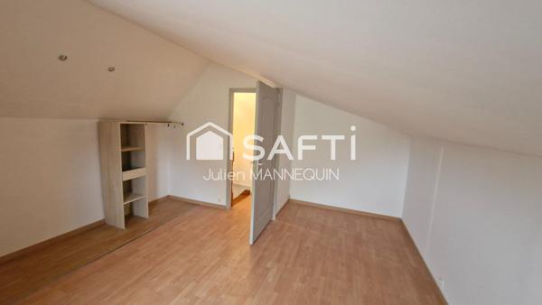 maison de plein pied avec 2 chambres, un garage et un jardin