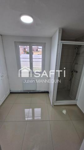 maison de plein pied avec 2 chambres, un garage et un jardin