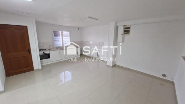 maison de plein pied avec 2 chambres, un garage et un jardin