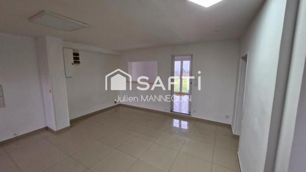 maison de plein pied avec 2 chambres, un garage et un jardin