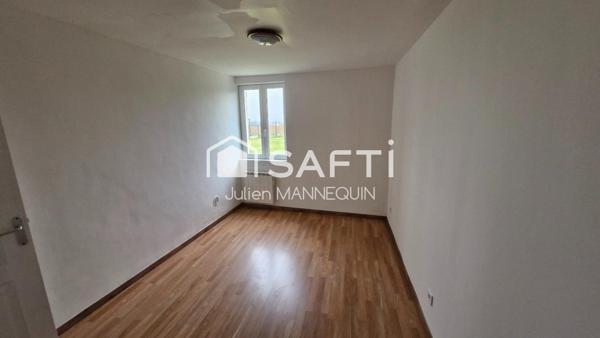 maison de plein pied avec 2 chambres, un garage et un jardin