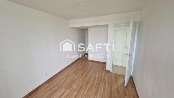 maison de plein pied avec 2 chambres, un garage et un jardin